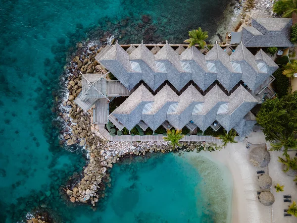 Korsan plajlı, palmiye ağaçlı, lüks tatil yeri Curacao. — Stok fotoğraf