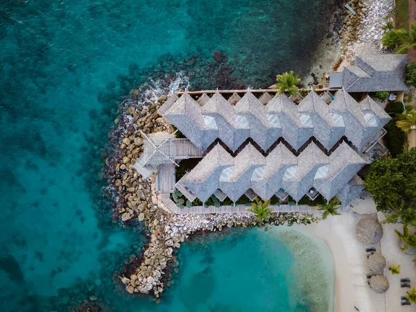 Tropický luxusní resort Curacao s pirátskou pláží a palmami, luxusní dovolená Curacao — Stock fotografie