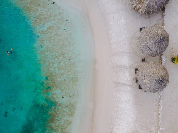 Korsan plajlı, palmiye ağaçlı, lüks tatil yeri Curacao. — Stok fotoğraf