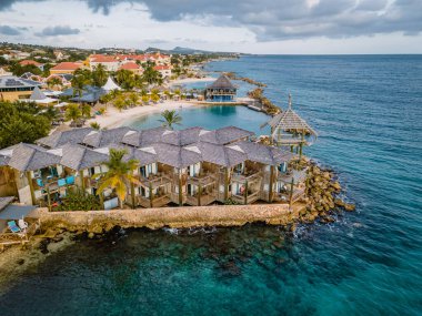 Korsan plajlı, palmiye ağaçlı, lüks tatil yeri Curacao.