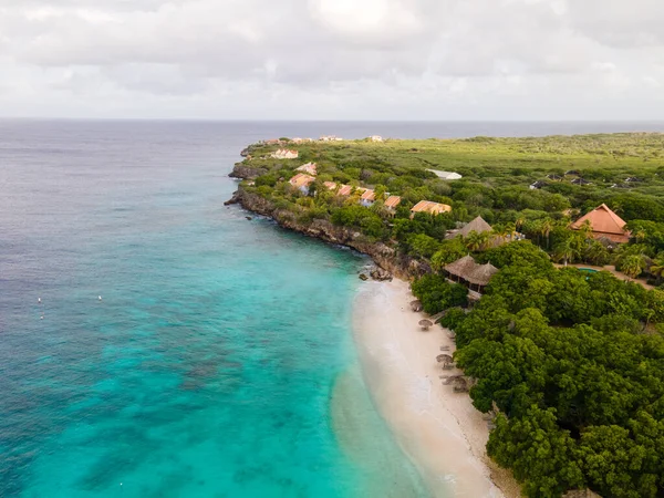 Spiaggia e molo a playa Kalki a Curacao, spiaggia tropicale dal cielo drone vista sulla spiaggia con palma — Foto Stock