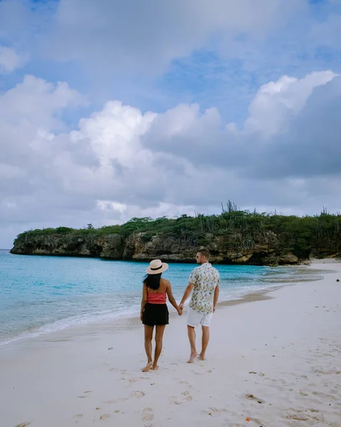 カリブ海のキュラソー島のビーチ、グロート・クヌップ・ビーチ休暇中の男性と女性がビーチを訪問 — ストック写真