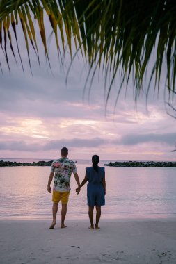 Korsan plajlı, palmiye ağaçlı, lüks tatil yeri Curacao.