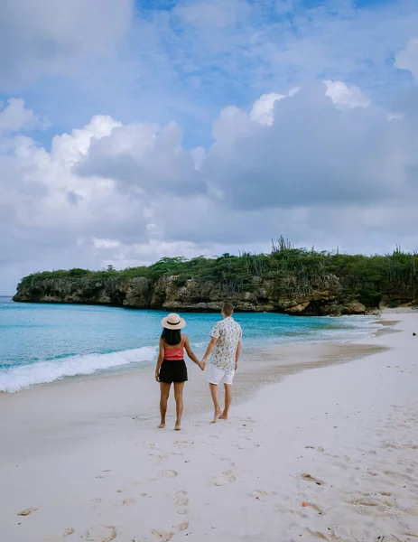 Grote knip plaża Curacao, Wyspa plaży Curacao na Karaibach mężczyźni i kobiety na wakacjach odwiedzić plażę — Zdjęcie stockowe