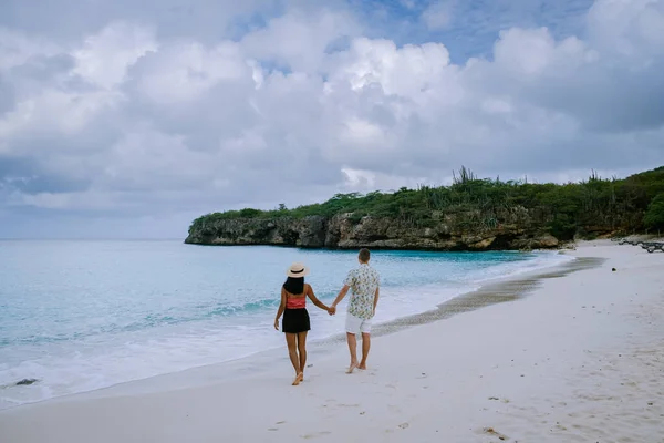 Grote knip παραλία Κουρασάο, Island παραλία του Κουρασάο στην Καραϊβική άνδρες και γυναίκες στις διακοπές επισκεφθείτε την παραλία — Φωτογραφία Αρχείου