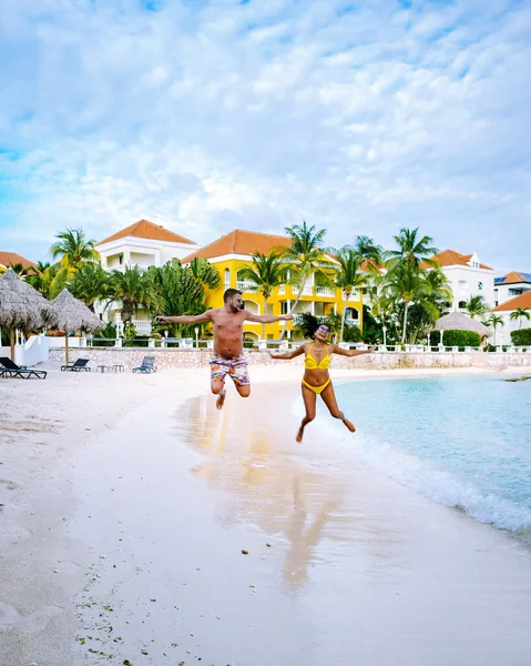 Korsan plajlı, palmiye ağaçlı, lüks tatil yeri Curacao. — Stok fotoğraf