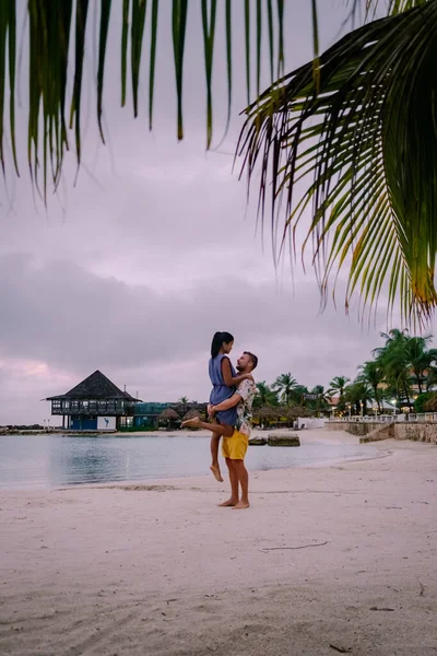 Resort di lusso tropicale Curacao con spiaggia pirata e palme, vacanza di lusso Curacao — Foto Stock