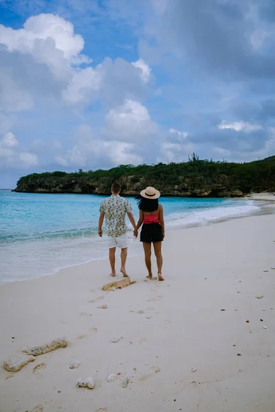 Grote knip plaża Curacao, Wyspa plaży Curacao na Karaibach mężczyźni i kobiety na wakacjach odwiedzić plażę — Zdjęcie stockowe