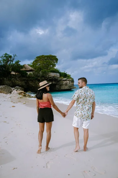 Grote knip pláž Curacao, Ostrov pláž Curacao v Karibiku muži a žena na dovolené navštívit pláž — Stock fotografie