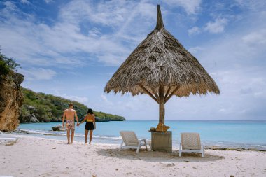 Karayip Denizi 'ndeki Curacao kıyılarının havadan görünüşü turkuaz su, beyaz kumlu plaj ve Playa Cas Abao' daki güzel mercan kayalıkları.