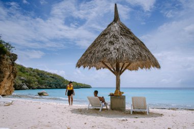 Karayip Denizi 'ndeki Curacao kıyılarının havadan görünüşü turkuaz su, beyaz kumlu plaj ve Playa Cas Abao' daki güzel mercan kayalıkları.