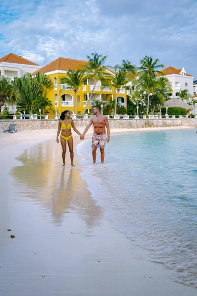 Resort di lusso tropicale Curacao con spiaggia pirata e palme, vacanza di lusso Curacao — Foto Stock