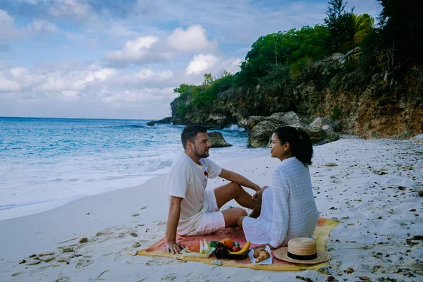 Praia e cais na Playa Kalki em Curaçao, picknick na praia — Fotografia de Stock