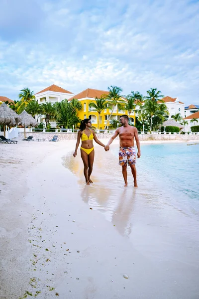 Tropický luxusní resort Curacao s pirátskou pláží a palmami, luxusní dovolená Curacao — Stock fotografie