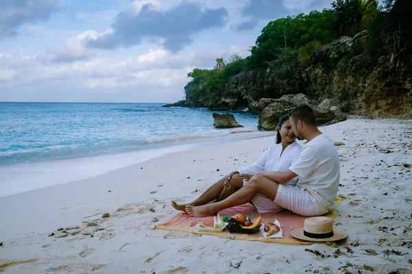 Praia e cais na Playa Kalki em Curaçao, picknick na praia — Fotografia de Stock