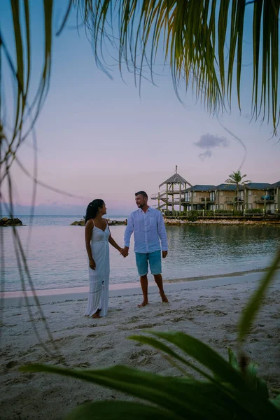 Resort de luxo tropical Curaçao com praia de piratas e palmeiras, férias de luxo Curaçao — Fotografia de Stock