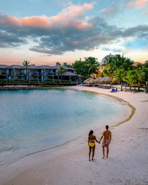 Korsan plajlı, palmiye ağaçlı, lüks tatil yeri Curacao.