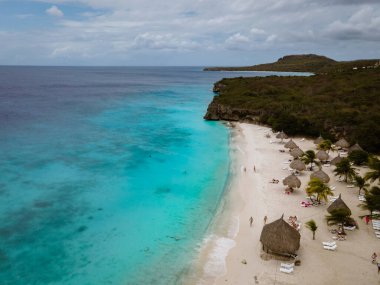 Karayip Denizi 'ndeki Curacao kıyılarının havadan görünüşü turkuaz su, beyaz kumlu plaj ve Playa Cas Abao' daki güzel mercan kayalıkları.