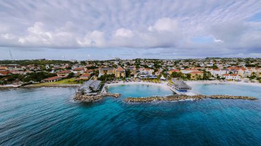 Korsan plajlı, palmiye ağaçlı, lüks tatil yeri Curacao.