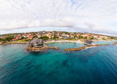 Korsan plajlı, palmiye ağaçlı, lüks tatil yeri Curacao.