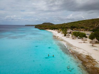 Karayip Denizi 'ndeki Curacao kıyılarının havadan görünüşü turkuaz su, beyaz kumlu plaj ve Playa Cas Abao' daki güzel mercan kayalıkları.
