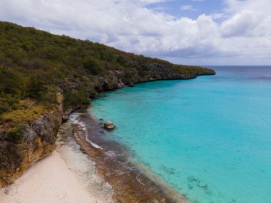 Karayip Denizi 'ndeki Curacao kıyılarının havadan görünüşü turkuaz su, beyaz kumlu plaj ve Playa Cas Abao' daki güzel mercan kayalıkları.