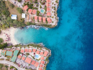Playa Lagun Plajı Cliff Curacao, beyaz kum ve mavi okyanus Curacao ile güzel tropikal koy.