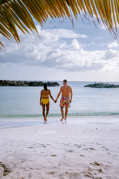 Resort de luxo tropical Curaçao com praia de piratas e palmeiras, férias de luxo Curaçao — Fotografia de Stock