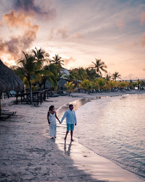 Tropický luxusní resort Curacao s pirátskou pláží a palmami, luxusní dovolená Curacao — Stock fotografie