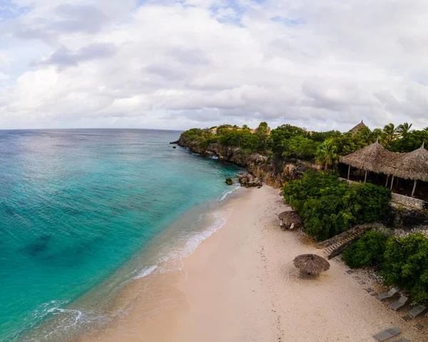 Spiaggia e molo a playa Kalki a Curacao, spiaggia tropicale dal cielo drone vista sulla spiaggia con palma — Foto Stock