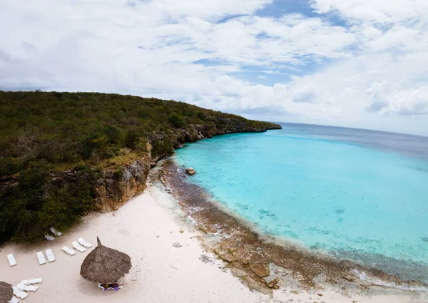Spiaggia e molo a playa Kalki a Curacao, spiaggia tropicale dal cielo drone vista sulla spiaggia con palma — Foto Stock