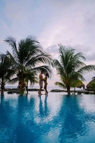 Resort di lusso tropicale Curacao con spiaggia pirata e palme, vacanza di lusso Curacao — Foto Stock