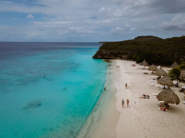 Veduta aerea della costa di Curacao nel Mar dei Caraibi con acqua turchese, spiaggia di sabbia bianca e bellissima barriera corallina a Playa Cas Abao — Foto Stock