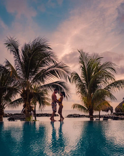 Resort de luxo tropical Curaçao com praia de piratas e palmeiras, férias de luxo Curaçao — Fotografia de Stock