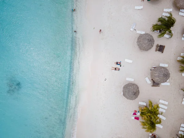 Widok z lotu ptaka na wybrzeże Curacao na Morzu Karaibskim z turkusową wodą, piaszczystą plażą i piękną rafą koralową na Playa Cas Abao — Zdjęcie stockowe