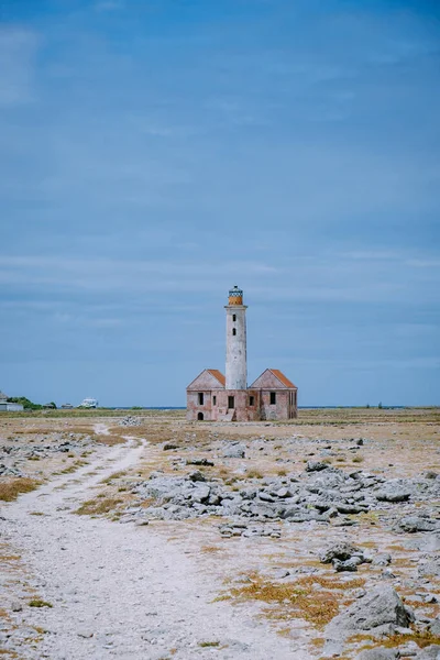 Isla de Klein Curazao en el Caribe cerca de la isla Curazao con el faro rojo, pequeña isla Curazao —  Fotos de Stock