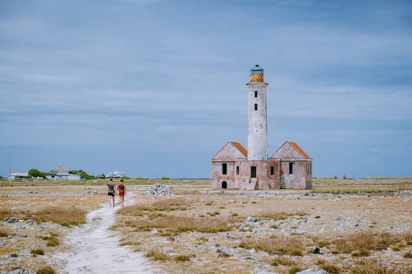 島の近くのカリブ海のクライン・キュラソー島赤い灯台、小さな島キュラソー島 — ストック写真