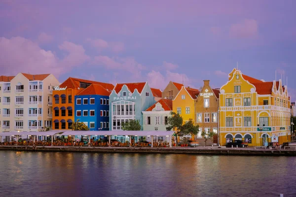 Curacao Willemstad, Sonnenuntergang in der farbenfrohen Stadt Willemstad mit Menschen, die an der Flottenbrücke spazieren gehen — Stockfoto