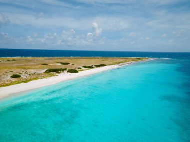 Küçük Curacao Adası, gündüz gezileriyle ve beyaz plajlarda yüzerek turlarla ve mavi berrak okyanusta, Karayip Denizi 'ndeki Klein Curacao Adası' nda