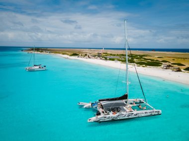 Küçük Curacao Adası, gündüz gezileriyle ve beyaz plajlarda yüzerek turlarla ve mavi berrak okyanusta, Karayip Denizi 'ndeki Klein Curacao Adası' nda