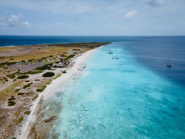 Küçük Curacao Adası, gündüz gezileriyle ve beyaz plajlarda yüzerek turlarla ve mavi berrak okyanusta, Karayip Denizi 'ndeki Klein Curacao Adası' nda