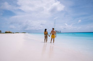 Küçük Curacao Adası, gündüz gezileriyle ve beyaz plajlarda yüzerek turlarla ve mavi berrak okyanusta, Karayip Denizi 'ndeki Klein Curacao Adası' nda