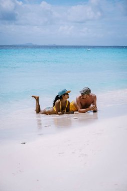 Küçük Curacao Adası, gündüz gezileriyle ve beyaz plajlarda yüzerek turlarla ve mavi berrak okyanusta, Karayip Denizi 'ndeki Klein Curacao Adası' nda