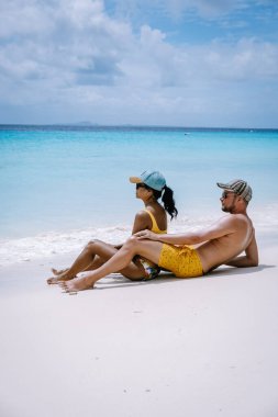 Küçük Curacao Adası, gündüz gezileriyle ve beyaz plajlarda yüzerek turlarla ve mavi berrak okyanusta, Karayip Denizi 'ndeki Klein Curacao Adası' nda