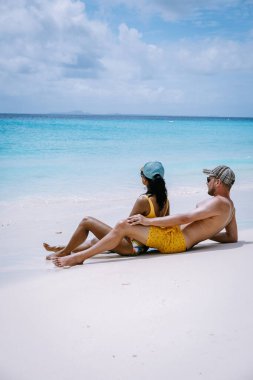 Küçük Curacao Adası, gündüz gezileriyle ve beyaz plajlarda yüzerek turlarla ve mavi berrak okyanusta, Karayip Denizi 'ndeki Klein Curacao Adası' nda