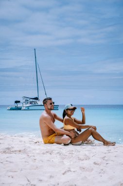 Küçük Curacao Adası, gündüz gezileriyle ve beyaz plajlarda yüzerek turlarla ve mavi berrak okyanusta, Karayip Denizi 'ndeki Klein Curacao Adası' nda