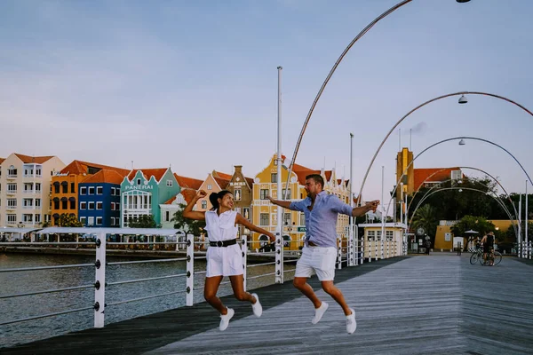 Curacao Willemstad, zonsondergang bij de kleurrijke stad Willemstad met wandelaars bij de overstromingsbrug — Stockfoto