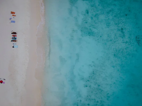 Piccola isola di Curacao famosa per gite di un giorno e tour di snorkling sulle spiagge bianche e blu mare limpido, Klein Curacao Island nel mare dei Caraibi — Foto Stock