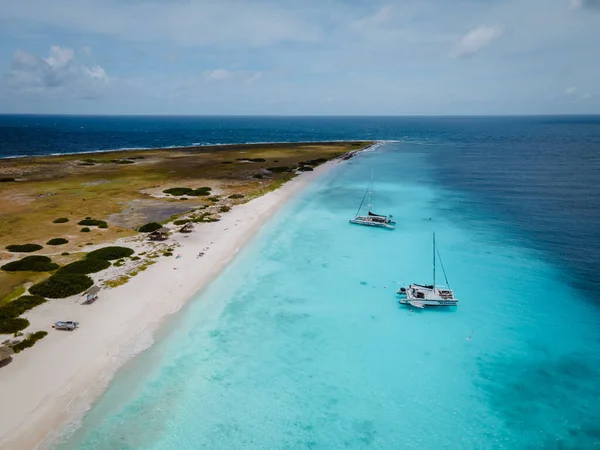 Petite île de Curaçao célèbre pour ses excursions en apnée sur les plages de sable blanc et l'océan bleu clair, île de Klein Curaçao dans la mer des Caraïbes — Photo