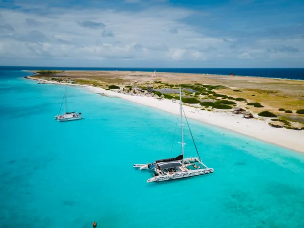Pequeña isla de Curazao famosa por excursiones de un día y excursiones de snorkel en las playas blancas y el océano azul claro, Klein Curazao Island en el mar Caribe —  Fotos de Stock